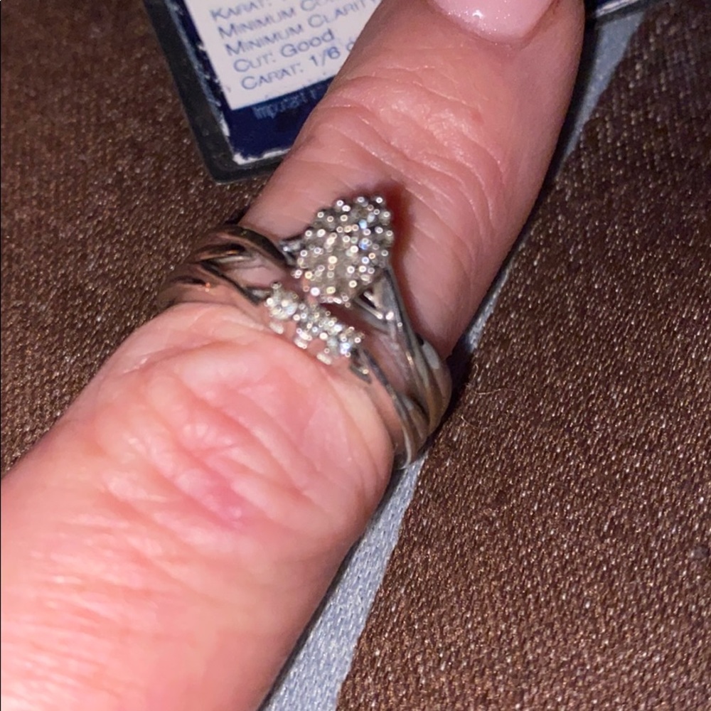 10 karat gold and diamond ring - Picture 6 of 8